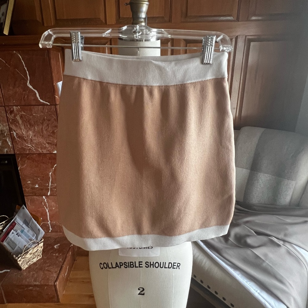 Ladies skirt - Aritzia "Babaton" mini skirt sz XS